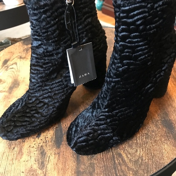 Gorgeous Zara boots. So soft and w a wavy look - Picture 2 of 8